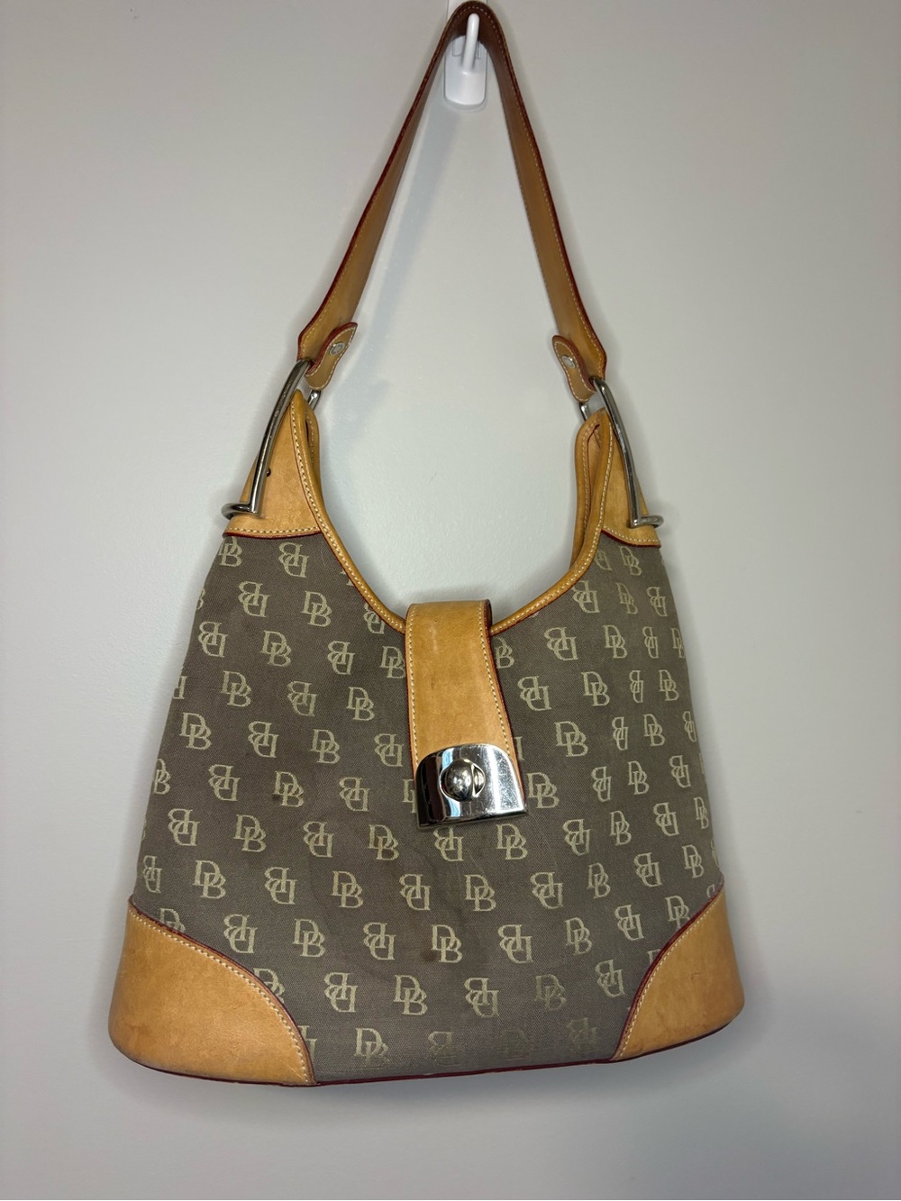 Y2K Dooney & Bourke Classic Signature Hobo Shoulder Bag. Jackie Closure